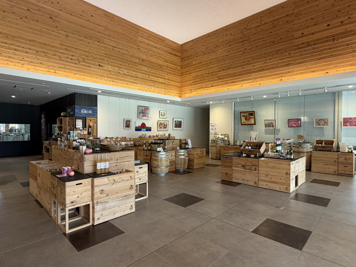 ふくしま逢瀬ワイナリー内のショップの様子